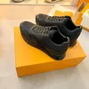 Os sapatos casuais clássicos de designer de luxo de alta qualidade são feitos de pele de bezerro de grãos macios com textura metálica acaba asdadawdadasdawsasaw