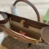 Carteras de calidad de cuero de diseñador, bolso cruzado con asa para mujer, moda cuadrada popular, monedero fresco abierto, tamaño grande, famoso 2022