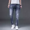 Hong Kong Fashion 2022 Brandjeans voor mannen dragen slanke elastische lente en zomer kleine voet lang broek