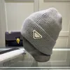 New Bean Hat Luxury Classic Classic Classic 가을 겨울 인기있는 편지 두개골 캡 남성과 여성 세련된 보편적 인 니트 모자 야외 따뜻한 두껍게 발렌타인 선물