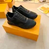 Os sapatos casuais clássicos de designer de luxo de alta qualidade são feitos de pele de bezerro de grãos macios com textura metálica acaba asdadawdadasdawsasaw