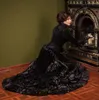 Gotisk svart viktoriansk bröllopsklänning långärmad vintage historisk dräkt Sammet brudklänningar Spetsapplikationer Jacka och livlig kjol Crimson Peak Gilded Age