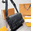 Präglad axelväska män messenger väskor läder crossbody klassisk handväskor kedja midja pack lyxdesigner pochette hög kvalitet plånbok stor kapacitet handväska