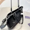 Bolso de mano de nailon negro para mujer