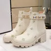 Kvinnor Ankelstövlar Designerskor Tjocksoled Desert Martin Boot Embroidery Diamonds Dekorativa lyxstövlar med ruta 35-41