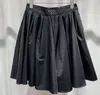 Ropa de mujer Faldas diseñador el mismo estilo de la familia P nuevo vestido de falda plisada de cintura alta de nailon estándar triangular