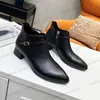 Botas de tobillo puntiagudas de diseñador Zapatos de vestir Hebilla para mujer Cremallera Botín de aguja Piel de vaca Punta de cachemira Bota de tacón de metal