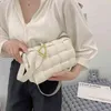 Bolsas de bolsas Bolsas de marca Bottegass Luxunhas Designer de venetas feminino Saco de tecido pequeno travesseiro quadrado 2022 moda mesmo estilo l￭quido tofu vermelho solteiro