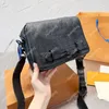 Präglad axelväska män messenger väskor läder crossbody klassisk handväskor kedja midja pack lyxdesigner pochette hög kvalitet plånbok stor kapacitet handväska