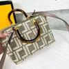 Designer Woman Bag stor kapacitet Tote Single Shoulder Amber Decorated Handle Unisexual Custom Hardware Simple Crossbody Bag 2022 Top Luxury