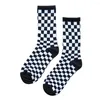 Chaussettes masculines Korea Harajuku Black and White Plaid Cotton Sports Stockings Hip Hop personnalis￩ pour hommes Femmes Streetwear