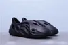 Slides Foam Kanyes Rubber 2022 New Box Runner Slipper Sandal أحذية عرضية الرجال نساء راتنجات الرمال الصحراوية العظام ثلاثية السخام الأسود السود