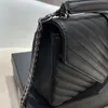 حقيبة اليد الفاخرة حقيبة الكتف حقيبة العلامة التجارية المصممة للسيدات السيدات المعدنية عالي الجودة clamshell messenger wholesale color Universal لجميع المواسم 2022