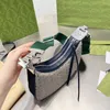 Bolsas de cosm￩ticos Casos Anexe bolsa de ombro Bolsas de bolsa de bolsa z￭per de couro com z￭per vermelho fita verde g gancho de gancho destac￡vel hardware de prata larga strap Silver