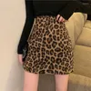 Saias da primavera outono feminino coreano Casual Coloque uma linha mini -feminina moda elegante leopard estampa de fundo curta saia mulher