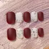 Les faux ongles montrent un charme unique.