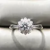 Alianças de casamento 2022 Simulação de flores de luxo Anel de zircão Europa e Estados Unidos Full Diamond Retro Incrustado Love Gift