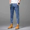 Тонкие летние растягиваемые мужчины темно -синие джинсы модная марка