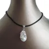 قلادة قلادة 100 ٪ Nature Freshwater Pearl Necklace Real Leather Baroque-20-25mm Baroque في زهرة اللون الفضية