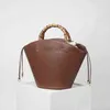 Nuova borsa a secchiello grande in pelle di alta qualità color caramello borsa da donna con manico in bambù retrò femminile borsa da donna moda passerella 2022