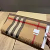 2022 Nuevo top Mujer Hombre Diseñador Bufanda marca de moda 100% Cachemira Bufandas para invierno Mujeres y hombres Abrigos largos Tamaño 180x30cm regalo de Navidad