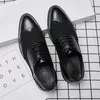 Brogue schoenen mannen schoenen klassiek Brits pu stiksel faux suède puntige teen kanten mode business casual bruiloft dagelijkse ad107