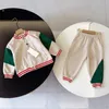 Set di stilisti per bambini Ragazzi per ragazze Completi a due pezzi Lettere di moda Tuta per bambini Giacca con cerniera Cappotto Abbigliamento sportivo casual 2 stili