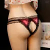 Mutande Lingerie erotica da uomo in pizzo con mutandine JJ Hole sul letto senza passione dopo aver tolto il perizoma con fiocco vestiti da uomo gay