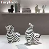 Estatuetas decorativas yuryfvna nórdica criativa estatuetas de animais cerâmica pintada à mão Zebra estátua sala de estar em casa decoração de acessórios para desktop presente