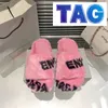 Furry tofflor Allover Logo Slide Flat Comfort Slipper inomhus varm päls sandal fluffig fuzzy plysch glider bekväma vinterkvinna skor vita svarta bokstäver sandaler