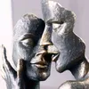 Obiekty dekoracyjne figurki żywiczne Statua Nordic retro para Kissing Decor Decor figurki Złote romantyczne rzeźba dekoracja salonu T220902