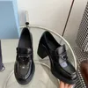 La derni￨re plate-forme de sandales ￠ molet de logo triangle chaussures ￠ talons hauts chaussures en cuir noir et blanc