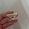 Metalowy trójkąt litera broszka kobiety