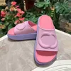 2022 Pantoufles de plage à fond épais Mode Femmes d'été Nouveau EVA Semelle épaisse Miami Diapositives Designer Summer Sandales plates Maison Rose Blanc avec boîte d'origine