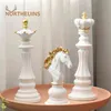 Figuras decorativas Northeuins 3 PCs/Set Resin International Chess Fatueta Decoração de interiores Modern Interior Sala de estar Acessórios para decoração de casa