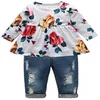 Conjunto de roupas para meninas 039, blusa floral com babados, calças jeans rasgadas, terno237l2523196