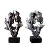 Obiekty dekoracyjne figurki żywiczne Statua Nordic retro para Kissing Decor Decor figurki Złote romantyczne rzeźba dekoracja salonu T220902