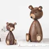 Figurine decorative Figurine di orso bruno in legno Disegni di moda nordica Bambole intaglio del legno Artigianato di animali Regali Decorazione della casa Accessori Arredamento della camera