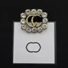 Modedesign berömda guldmärke Luxurys Desinger Brosch Women Copper Rhinestone Pearl Letter Letter Brooches Suit Pin smycken CLO264S
