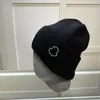 Modeskallar mössor stickade hattar vinterdesigner hatt med bokstäver stämplade varm ull beanie unisex casquette 5 färger hög kvalitet hög kvalitet många färger d4