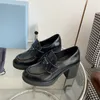 En son üçgen logo loafer sandalet platformu yüksek topuklu ayakkabılar siyah ve beyaz deri ayakkabı