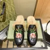 2023 Moda Tasarımcı Kadın Kürk İzleyiciler Arı Loafers Gerçek Deri Katırlar Princetown Kadın Beyaz Siyah Metal Toka Zinciri Gündelik Düz Ayakkabılar Slipper 35-41 Kutu