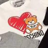 Kinder-Sommer-T-Shirts, Designer-T-Shirts für Jungen und Mädchen, modische Bärenbuchstaben, Mosaik-gedruckte Tops, Kinder, lässig, trendige T-Shirts, mehr Farben, luxuriöse Oberteile von hoher Qualität