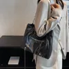Kadınlar eğimli omuz çantaları moda gündelik kadın çantası büyük çanta kotları yüksek kapasiteli premium deri büyük hacim toptan kız cep telefonu çantası siyah 8630