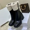 Designer de luxe Womens Half Boots shoes Winter Chunky Med Heels Plain Square Toes chaussure Bottes de pluie Zip Femme Mi-mollet Booty Résistant à l'usure Botte à semelle épaisse