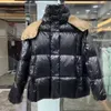 Designer Parana Down Jacket para mulheres com capuz puffer zip bolsos curtos casacos de inverno carta crachá parkas a30j