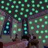 Decorazioni natalizie 50 pezzi adesivi murali luminosi fiocchi di neve che si illuminano al buio decalcomania per bambini camerette camera da letto decorazione domestica 2022 Navidad