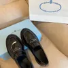 5A جودة العلامة التجارية أحذية نسائية عادية عالية الجودة مثلث جلد قياسي أحذية بدون كعب سميكة سوليد أحذية سوداء أحذية رياضية سميكة سوليد