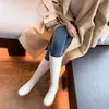 2022 Botas femininas de outono e inverno Camellia Feminina Long Cowide Pequena pernas de salto baixo de luxo, mas joelhos
