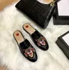 Sommer Outdoor Leder Slipper Luxus Retro Mode Strand Schuhe Sandale Top Qualität Klassische Damen Halbe Hausschuhe Tier Blumen Stickerei mit Originalverpackung